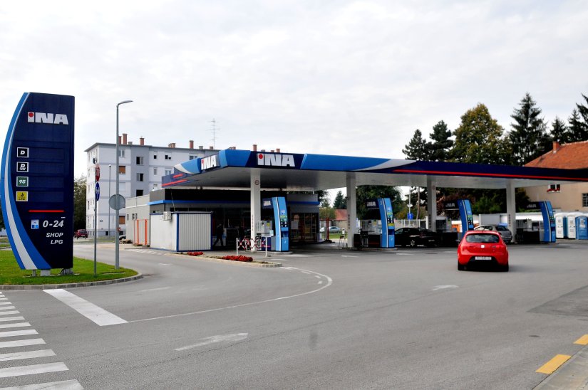 U gluho doba noći na benzinskoj odbili dati osobne, vrijeđali policajce i s njima se sukobili