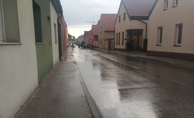FOTO: Nesreća u Ulici Ognjena Price, auto završio na krovu