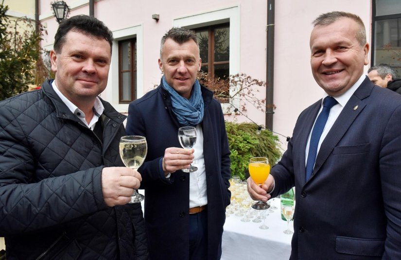 Ister danas pozvao i HNS &quot;da mu se pridruže&quot;, ali Lukačić se sutra obraća medijima zajedno sa - Stričakom
