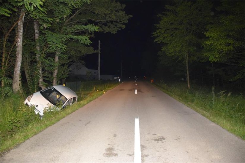 Nije pazio pa pijan s vozilom sišao van kolnika u cestovni jarak i udario u most te drvo