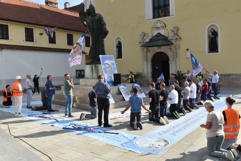 Opet se klečalo kod kipa Grugura Ninskog, a ujedno je održan i opozicijski performans &quot;Tiha misa&quot;