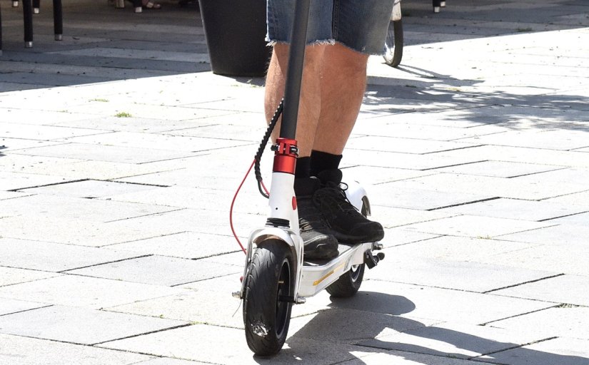 Neoprezni 19-godišnjak električnim romobilom naletio na osobno vozilo