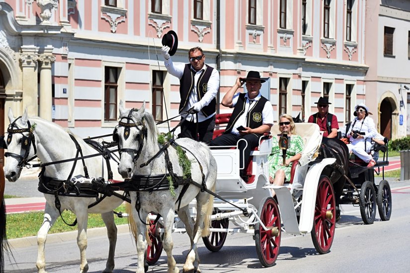 FOTO Kočije i fijakeri plijenili pozornost ljepotom i podsjetili na davne dana