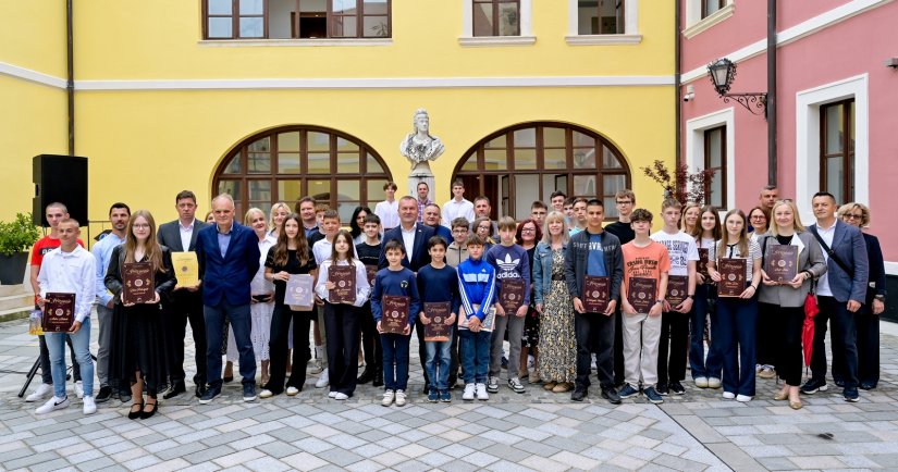 FOTO Župan primio učenike osnovnih i srednjih škola - državne prvake