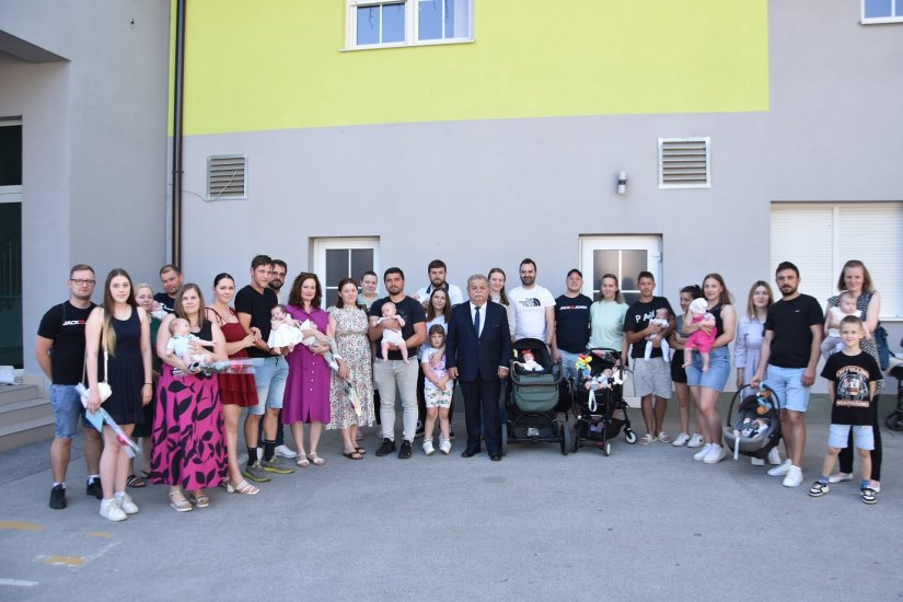 Načelnik Općine Cestica Mirko Korotaj nagradio roditelje novorođene djece