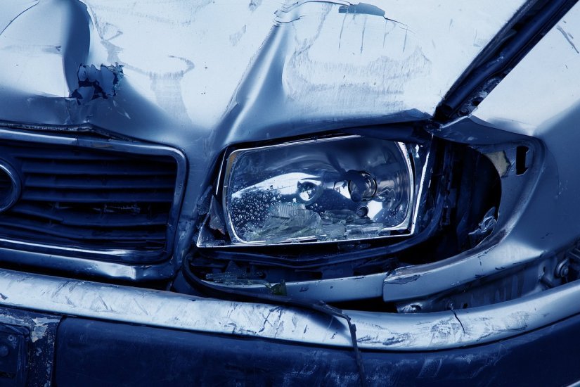 Oduzeo prednost i izazvao sudar, auto sletio u cestovni jarak i zabio se u zemljani nasip
