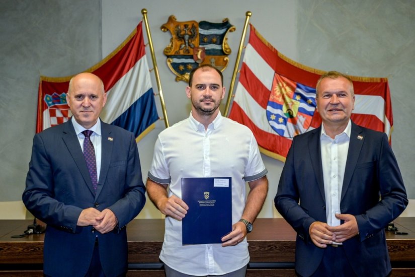 Ministar Bačić uručio odluku za daljnje uređenje cesta na području općine Trnovec Bartolovečki