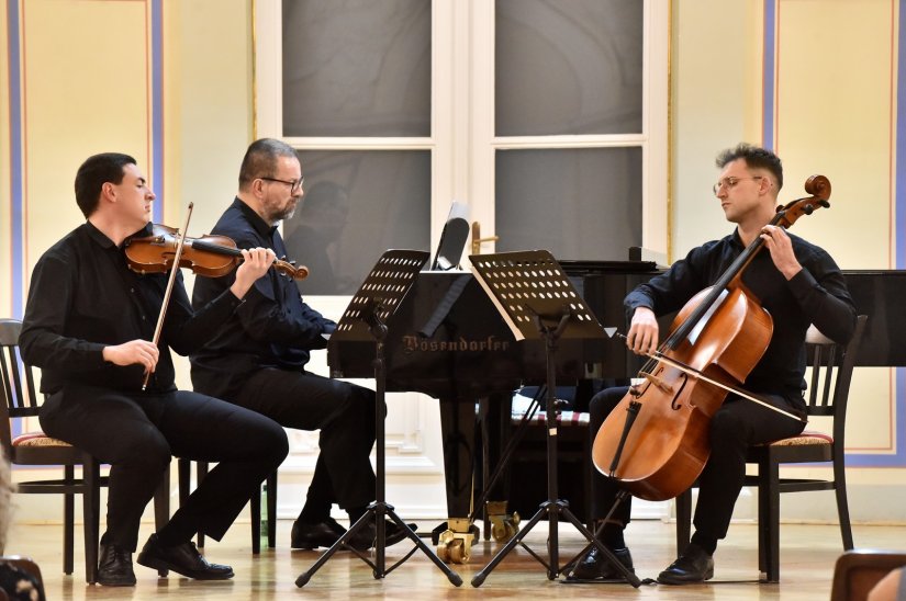Varaždinski trio u atriju varaždinske Gradske vijećnice izvodi dopadljiv &quot;ljetni&quot; program