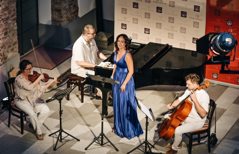 Varaždinski trio nastupio u dvorištu Gradske vijećnice