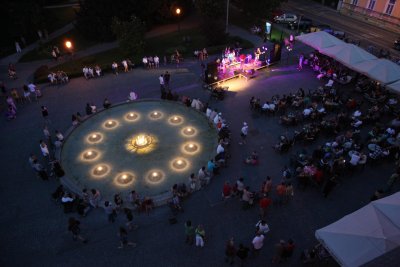 U petak kod kazališne fontane nastupaju mladi gitaristi i Foilersi