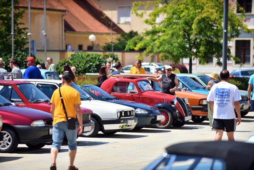 FOTO Klasična vozila okupirala Kapucinski trg