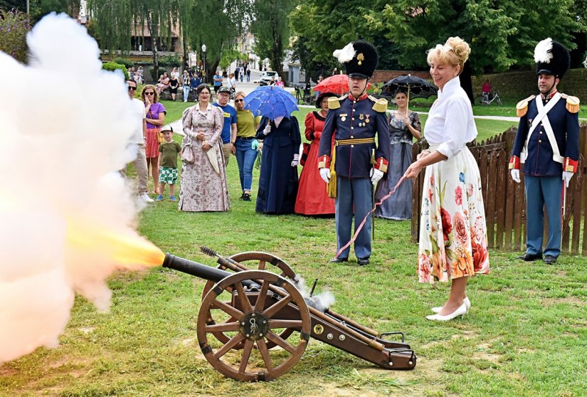 FOTO Povodom 30 godišnjice VRO Oluje, uzicu topa povukla Božena Šimek Šuplika