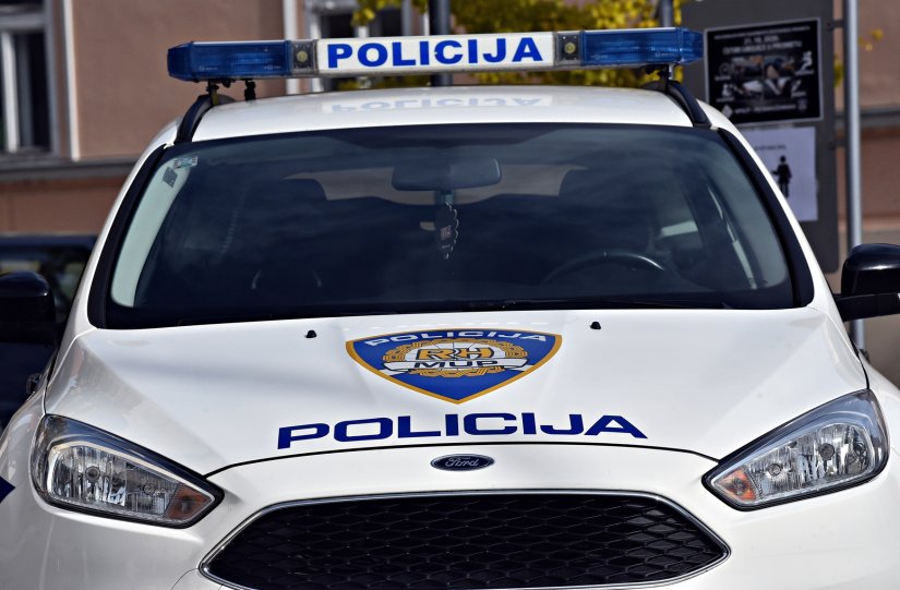 Vozio se pijan kod Podevčeva, autom završio u cestovnom jarku