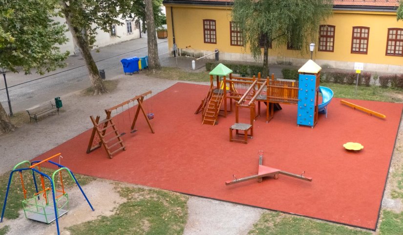 VIDEO Nova gumena podloga na dječjem igralištu u Habdelićevoj