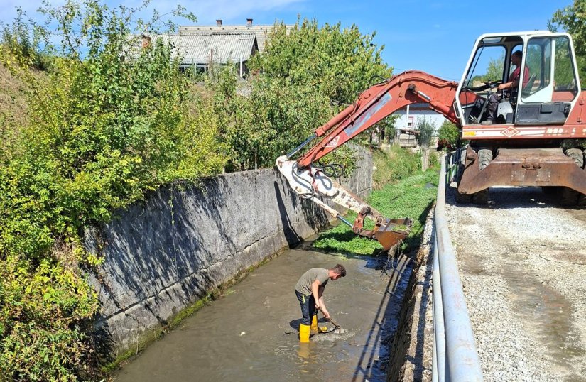 FOTO Počelo čišćenje korita ivanečkog potoka Bistrice od nanosa, mulja i raslinja