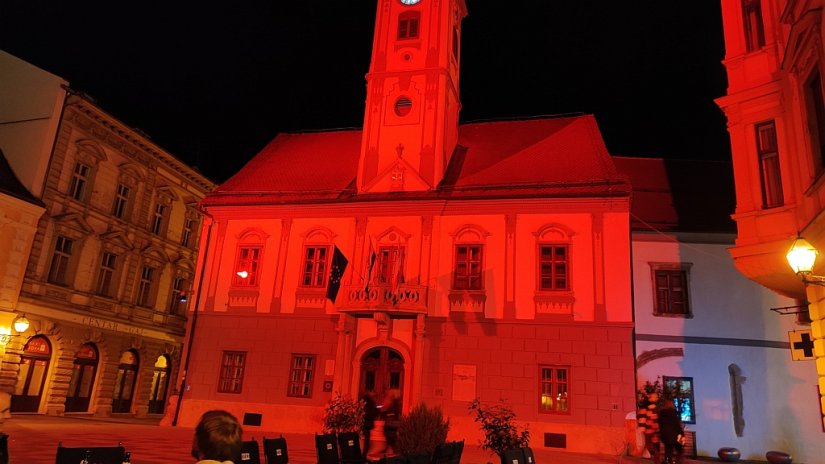Varaždinska Gradska vijećnica u crvenom u nedjelju na večer