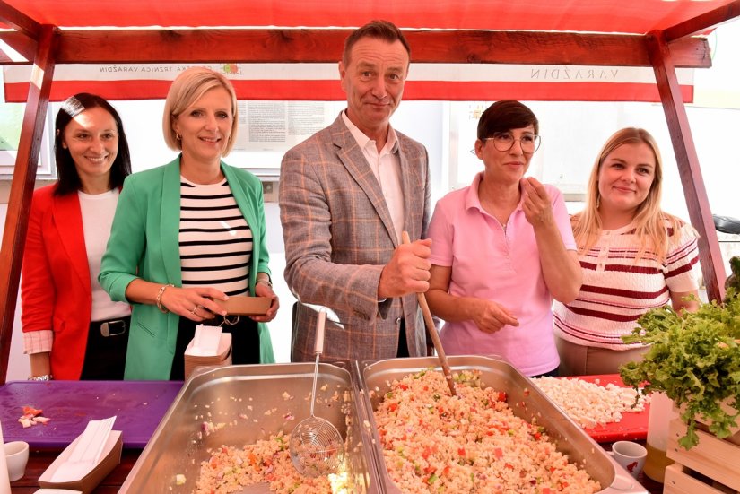FOTO Zalogajček na placu privukao brojne posjetitelje