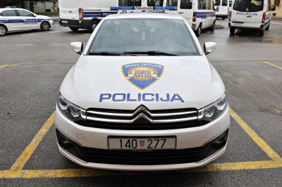 Zaletio se pijan u kolonu vozila, vozilo ispred sebe odbacio u cestovni jarak