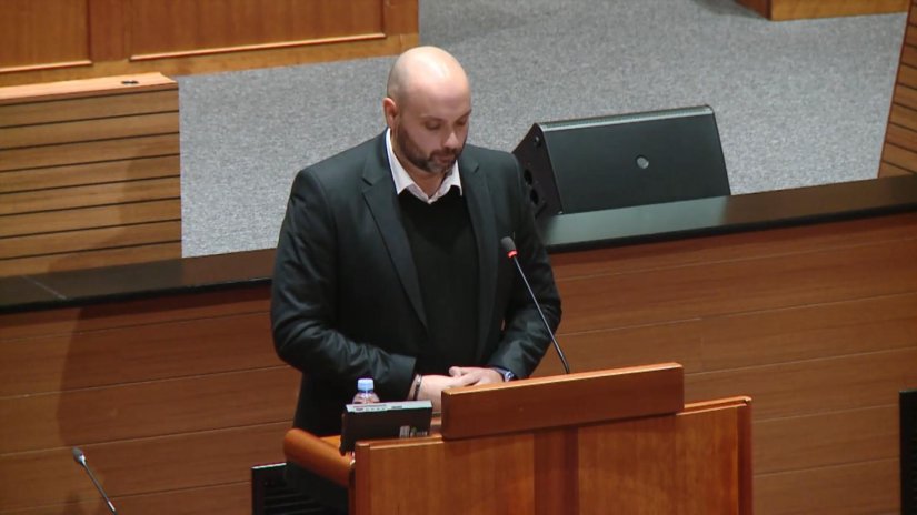 Baksa održao minutu šutnje u Saboru za preminule koji nisu dočekali inkluzivni dodatak