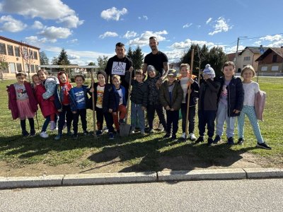 OŠ Sračinec aktivna u području održivog razvoja: sade cvijeće, brinu o voćkama, a uskoro će posijati mrkvu i luk