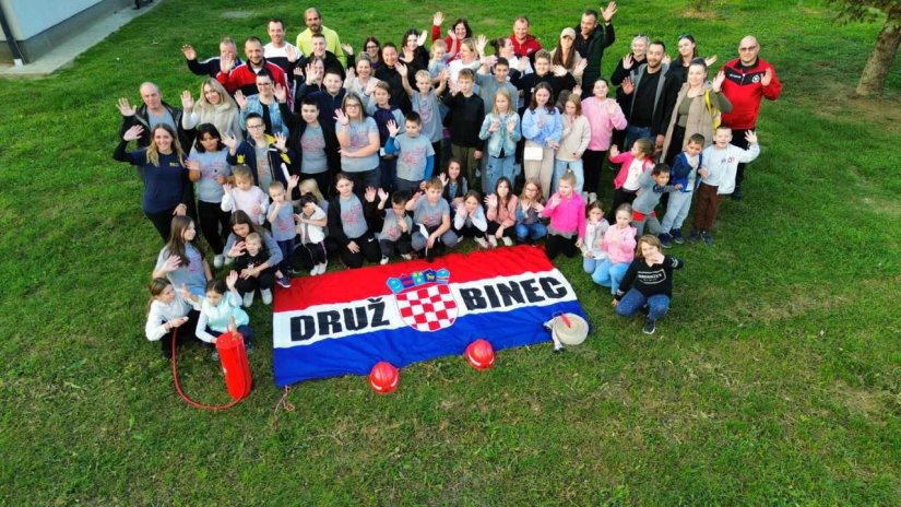 Dan otvorenih vrata DVD-a Družbinec: od društvenih igara do crtanja sebe kao vatrogasca