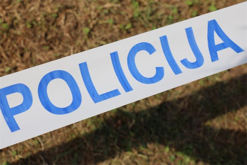 Zbog neprilagođene brzine 37-godišnji vozač izletio automobilom izvan kolnika i udario u drvo