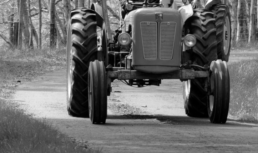 Muškarac smrtno stradao u prevrtanju traktora