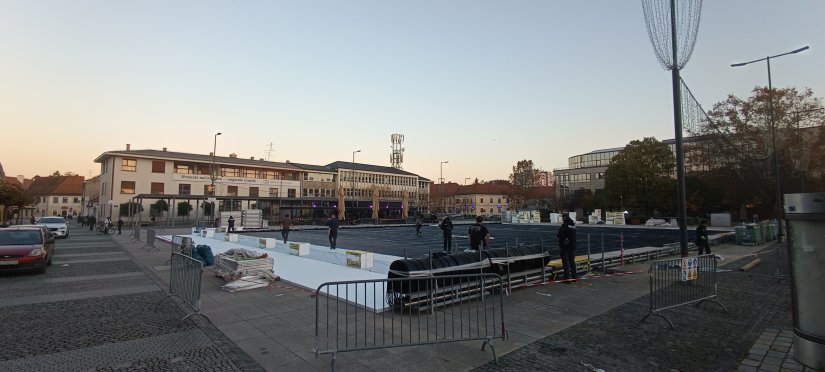ADVENT U VARAŽINU Krenuli radovi i na postavljanju klizališta na Kapucinskom trgu