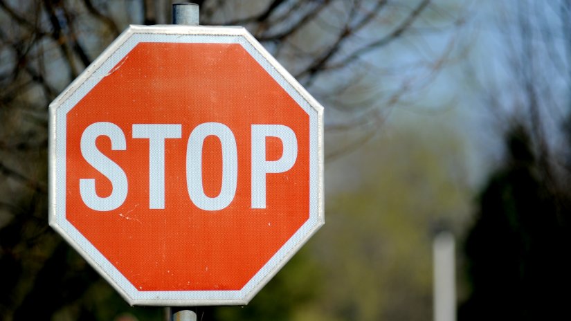 Udario u prometni znak i vozilom sletio u odvodni kanal u Paki, završio u bolnici