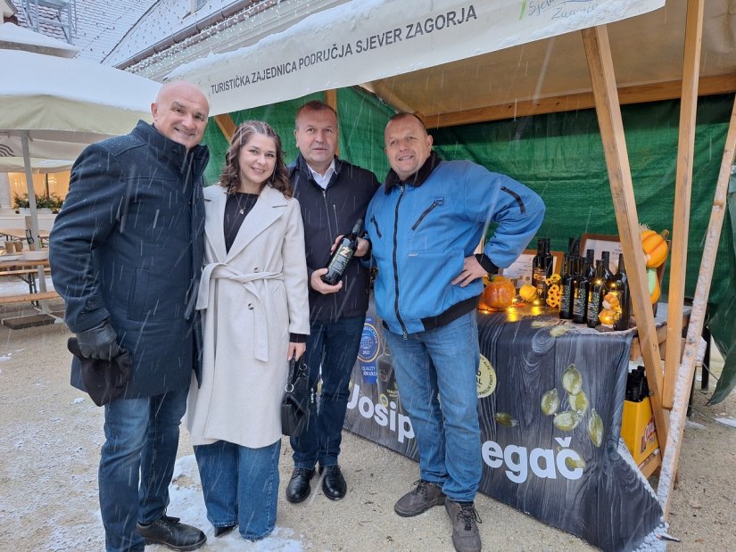 FOTO U obnovljenom dvorcu Opeka Agro-advent 2025. posvećen promociji domaćih proizvoda