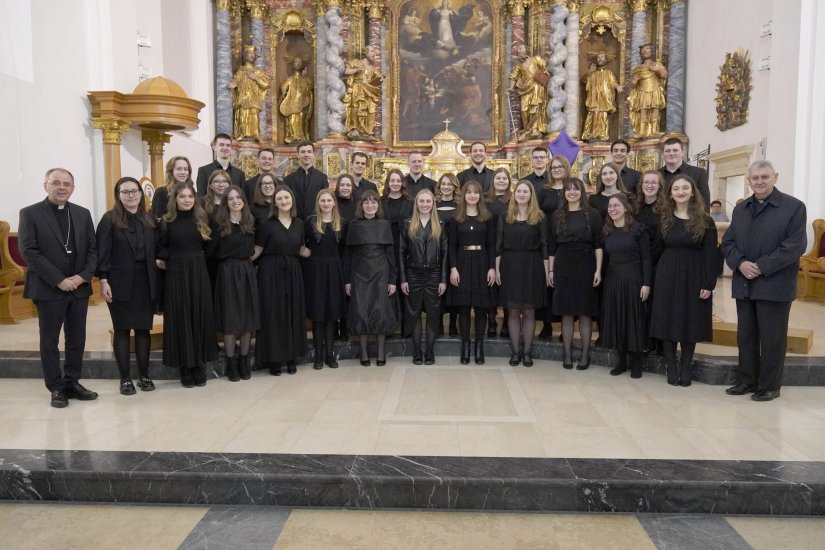 Adventsko-božićnim koncertom Zbor mladih Varaždinske biskupije slavi 20 godina postojanja