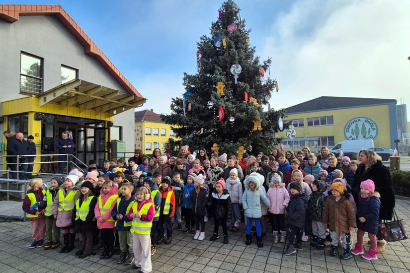 FOTO Mališani ukrasili božićno drvce ispred Općine Trnovec Bartolovečki: „Bitno je da se svi družimo i zabavimo!”