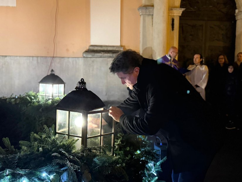 Miroslav Marković upalio treću adventsku svijeću ispred varaždinske katedrale