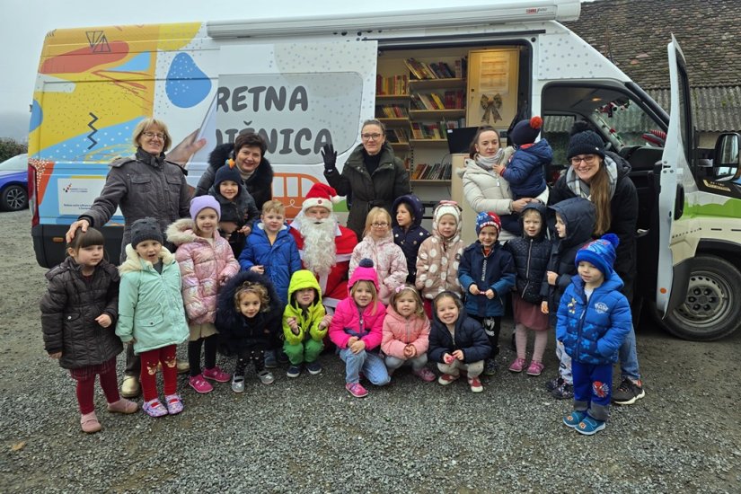 FOTO Božićni bibliobus i Djed Mraz donose osmijehe i knjige mali&scaron;anima