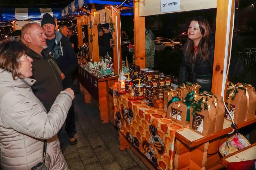 NA TERASI CENTRA &bdquo;KUKULJEVIĆ&ldquo; Održan prvi Adventski sajam pod zvijezdama