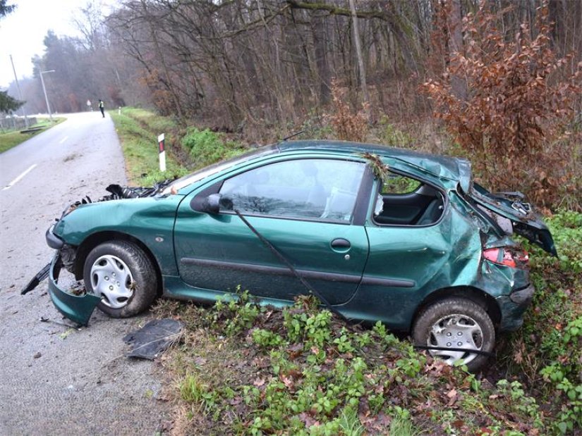 Vozačica i dijete ozlijeđeni u prevrtanju automobila
