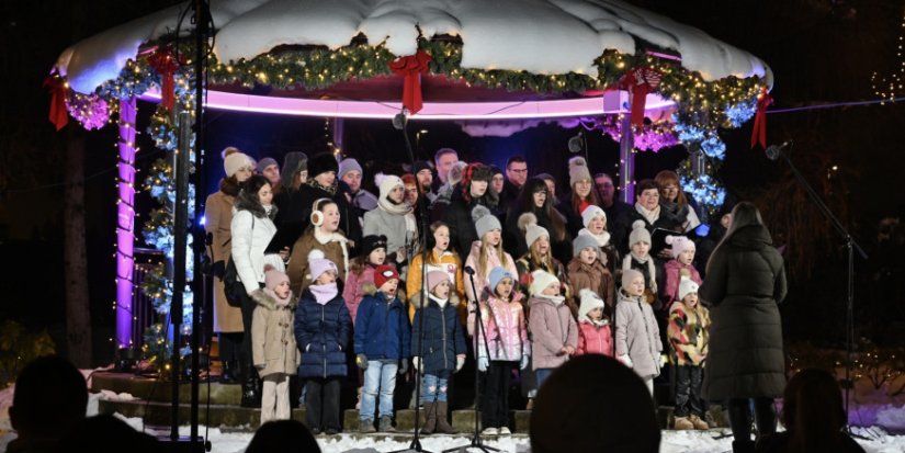 Veliki i mali zbor odu&scaron;evio publiku božićnim koncertom kod paviljona