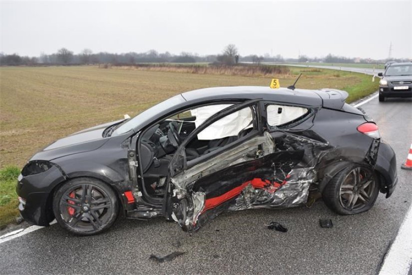 Pre&scaron;ao na suprotnu stranu kolnika, u sudaru ozlijeđena oba vozača