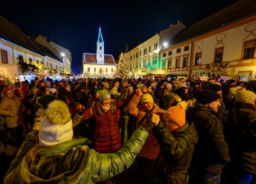 Varaždinski doček Nove godine - od klizanja, Moto Mrazova i dočeka u podne do sportske tradicije u ponoć