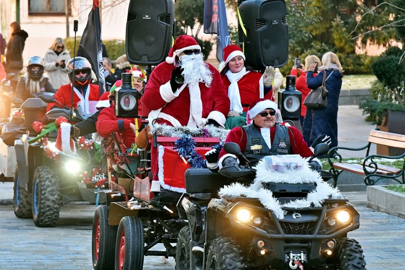 FOTO Moto mrazovi okupirali Korzo i obradovali mali&scaron;ane darovima