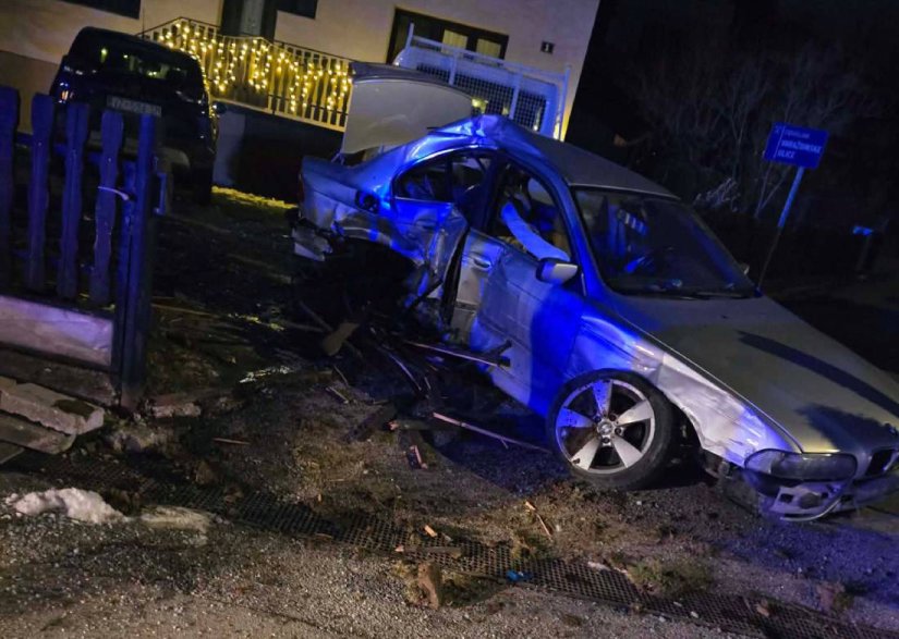 Izgubio nadzor, razvalio ogradu i udario u teretno vozilo u dvori&scaron;tu: 29-godi&scaron;njak zavr&scaron;io u bolnici