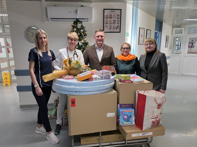 Ženska inicijativa HNS-a u akciji: stigli darovi za male pacijente na Pedijatriji