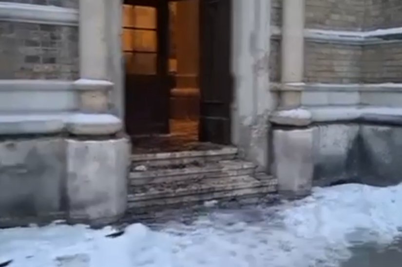 Crkvena vrata polila benzinom i zapalila