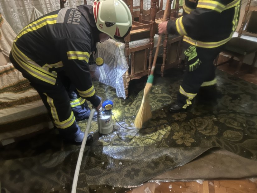 FOTO Članovi DVD-a Kneginec Gornji ispumpavali vodu iz obiteljske kuće nakon puknuća cijevi