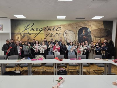 Načelnik Goran Kani&scaron;ki roditeljima uručio naknade za opremu novorođenčeta