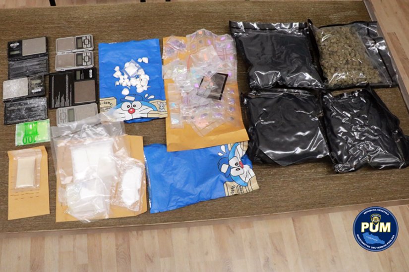 U stanu 19-godi&scaron;njakinje kilograma marihuane, 500 grama speeda i ecstasyja te zasad nepoznata pra&scaron;kasta tvar