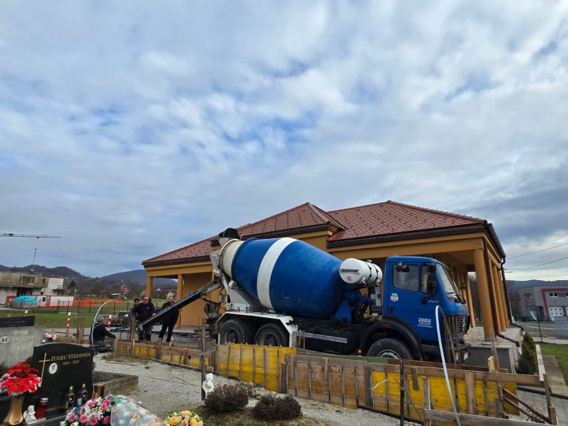 FOTO Nastavljeni radovi na dogradnji nadstre&scaron;nice na mrtvačnici groblja u Ljube&scaron;ćici