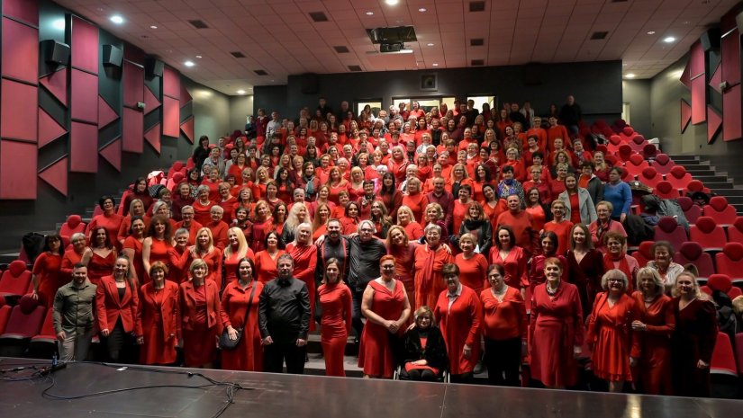 FOTO Crvene haljine da zadnjeg mjesta ispunile veliku dvoranu Kulturnog centra u Novom Marofu