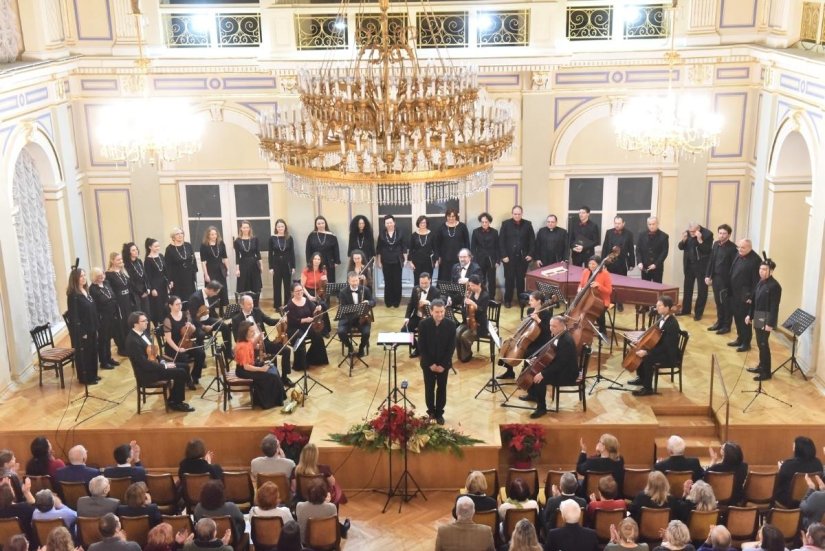 VARAŽDINSKI KOMORNI ORKESTAR "Romantično violončelo" s Monikom Leskovar i Branimirom Pustičkim