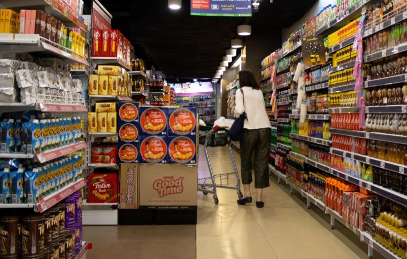 U&scaron;li u trgovinu, zgrabili &scaron;to su mogli i i&scaron;etali bez plaćanja